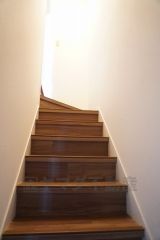 踏み場の広い階段は、高齢の方でも安心できますね^^階段の色はナチュラル調に仕上がっています^^
