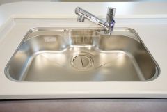 広々とした凸型シンクに洗剤ポケットを標準装備。大きなお鍋など洗いやすいです。