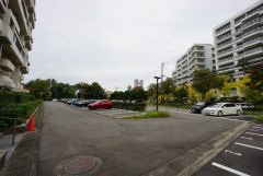 敷地内駐車場。1住戸1台確保可能です。月額2500～10000円。詳しくはお問い合わせ下さい＾＾