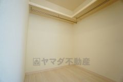 同仕様写真。収納力豊富なウォークインクローゼット。洋服や小物などを1箇所にまとめて美しい収納を実現します。スーツケースのような大型の荷物も置けます＾＾