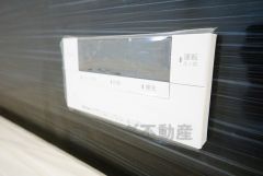 湯量・湯温の設定、そして保温までワンタッチのフルオートバス。便利な追い炊き機能付きです。