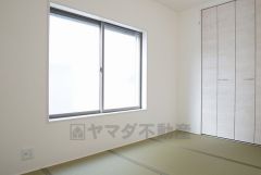 同仕様写真。リビングからの続き間として和室をご用意しました。普段はリビングとつなげて開放的なスペースとして、来客時には客間としてお使いいただけます。