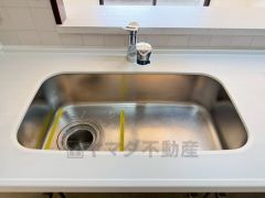 大きなお鍋も楽々洗える幅の広いシンクです＾＾ステンレスシンクなので簡単にお掃除できますよ。洗剤やスポンジもすっきりできる収納付き。