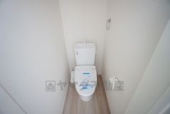 温水洗浄機付トイレです。節水機能もあるので、安心して使えますね。もちろん、1階2階の2ヶ所にトイレがあるので、忙しい朝にもゆとりができますね。