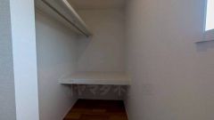 収納力豊富なウォークインクローゼット。洋服や小物などを1箇所にまとめて美しい収納を実現します。