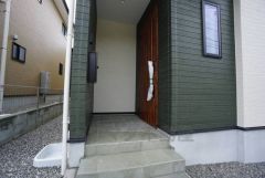 家の顔となる玄関扉がかっこいいと、たくさんの人を招き入れたくなりますね＾＾奥まって設置されており、雨にも濡れにくくなっています。