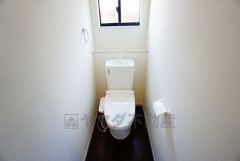 温水洗浄機付トイレです。節水機能もあるので、安心して使えますね。もちろん、1階2階の2ヶ所にトイレがあるので、忙しい朝にもゆとりができますね。