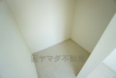 収納力豊富なウォークインクローゼット。洋服や小物などを1箇所にまとめて美しい収納を実現します。