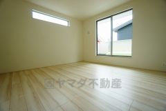 寛ぎの時間を紡ぎだす主寝室は、大型ベッドを置いても余裕の広さを確保しています。