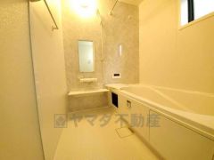 1日の疲れを癒すくつろぎのバスルーム。足を伸ばしてもゆったりと入れるサイズです。お子様と一緒にお風呂に入っても狭くないですね^^