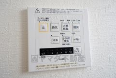雨の日の洗濯も安心できる浴室暖房乾燥機付き浴室。リモコンで操作もボタン1つで簡単。