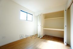 あると嬉しい1階の一部屋。お子様のお昼寝スペースや客間、お友達やご親戚のお泊り部屋としても使えます。