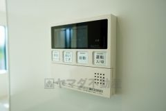 キッチン横からお湯張り、追い炊き、足し湯がボタン一つで楽々操作できる給湯機リモコンです。忙しい夕飯準備の時間帯に重宝しますね。