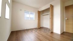 住む人のこだわりを活かす洋室。日当たりがよく、寝室としての利用もおすすめ。広めのクローゼットには荷物をすっきり片付けられ、ゆとりのある暮らしが出来ます＾＾