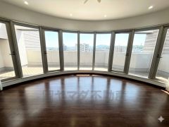 大きな窓のあるリビングは、陽光あふれる明るい空間です。居心地良く、ご家族皆がゆったり寛げる憩いの空間となりそうです。