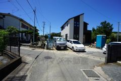住人以外の車の進入も少なく、小さなお子様を持つご家庭にも安心です。落ち着いた住宅地内で快適な生活を実現してみませんか。