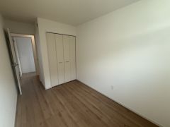 暖かい日差しが差し込む洋室。たっぷり収納できるクローゼット付きでお部屋の中をすっきりと快適に保てます。