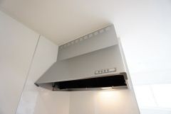 コンロ上には換気扇完備＾＾すぐ横に小窓が設けられているので、換気扇と合わせてWで換気できます＾＾