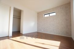 同仕様写真。主寝室としてお使いいただけそうなこちらのお部屋は、日当たりが良く、爽やかな風を感じて起きる朝は、快適生活の始まりに。