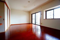 対面式キッチンを中心としたリビングダイニング。隣接する和室と合わせると18帖以上の大空間になります。