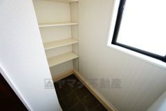 ベビーカーや泥のついたおもちゃをしまうのに便利なスペースです。玄関周りをスッキリさせることが出来ます＾＾