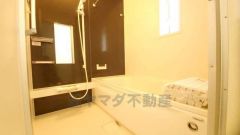 1日の疲れを癒すくつろぎのバスルーム。足を伸ばしてもゆったりと入れるサイズです。お子様と一緒にお風呂に入っても狭くないですね^^