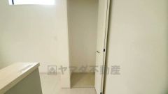 まとめ買いしてもこの収納量なら心配要らずのパントリー。調理家電や食品のストックをすっきりまとめられ、キッチン周りを広々使えます。