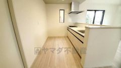 対面式カウンターキッチンからはお子様の様子が見守れます。ダイニングへの配膳や調理の時便利なカウンター付き。