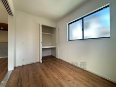 リビング隣の洋室です。南側に面した洋室は通風・採光に優れた心地良い空間です。冬場は暖かく過ごしやすいので、暖房費が節約できます。