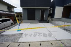 駐車スペースはゆとりある2台分を確保。マイカー用に、お客さま用に、余裕を持ってご利用いただけます。