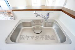 広々としたステンレスシンクには、洗剤やスポンジを収納出来るラック付き。広さも確保しているので、大きなお鍋も洗いやすいです。