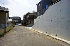 シンプルでいつまでも飽きのこないデザインが周囲の環境に調和し、どんなご家族にもフィットするデザインです。