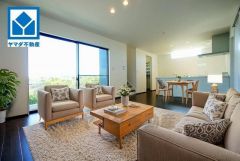 家具はイメージです。大きな窓のあるリビングは、陽光あふれる明るい空間です。居心地良く、ご家族皆がゆったり寛げる憩いの空間となりそうです。