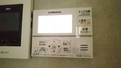 キッチン横からお湯張り、追い炊き、足し湯がボタン一つで楽々操作できる給湯機リモコンです。忙しい夕飯準備の時間帯に重宝しますね。