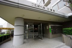 きれいに保たれたエントランスが安らぎに満ちた暮らしへ誘います。