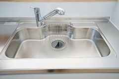 大きなお鍋も楽々洗える幅の広いシンクです＾＾ステンレスシンクなので簡単にお掃除できますよ。洗剤やスポンジもすっきりできる収納付き。