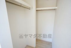 収納力豊富なウォークインクローゼット。洋服や小物などを1箇所にまとめて美しい収納を実現します。