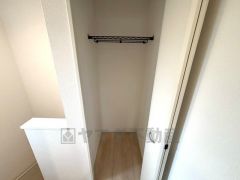 2階の廊下にも収納を確保。各居室に入りきれなかった荷物や、2階で使用する日用品のストック置き場に便利です。