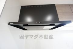 お手入れが簡単なスリム型レンジフードです。調理により発生する油煙や臭いを吸い込み、屋外へ排気してくれます。