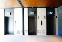 エレベーターホールには外部からの映像がチェックできる防犯カメラモニターが設置されています。防犯対策バッチリです。