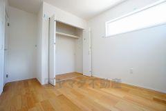 暖かい日差しが差し込む洋室。たっぷり収納できるクローゼット付きでお部屋の中をすっきりと快適に保てます。