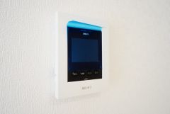 防犯はもちろん、セールスマン対策にもなるモニター付きインターホンです。お子さん1人での留守番時にも活躍しそうです。