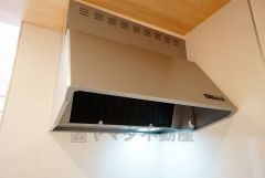 同仕様写真。コンロ上には換気扇完備＾＾すぐ横に小窓が設けられているので、換気扇と合わせてWで換気できます＾＾