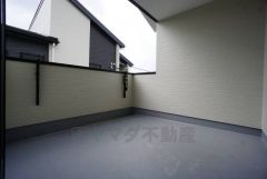 陽当たりの良いバルコニーです。お洗濯やお布団干しはもちろん、日光浴スペースにも。足元は防水工事施工済です。