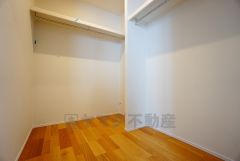 同仕様写真。収納力豊富なウォークインクローゼット。洋服や小物などを1箇所にまとめて美しい収納を実現します。スーツケースのような大型の荷物も置けます＾＾