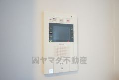 オートロックとモニター付きインターホン装備で女性やお子様も安心。充実のセキュリティで暮らしをサポートします。