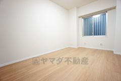 寛ぎの時間を紡ぎだす主寝室は、大型ベッドを置いても余裕の広さを確保しています。