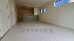 対面式キッチンを中心としたリビングダイニングで家族の会話が弾みそうです。