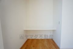 同仕様写真。お子様の勉強用、パソコンデスク、趣味の作業スペースなど使い方は色々あります。