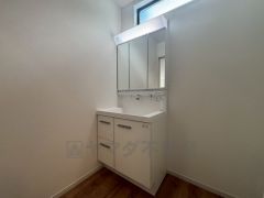 三面鏡つき洗面台。鏡裏にたっぷりとした収納スペースがあります。鏡を閉めてしまえば小物は見えないため、スッキリとした印象の洗面台にできます。